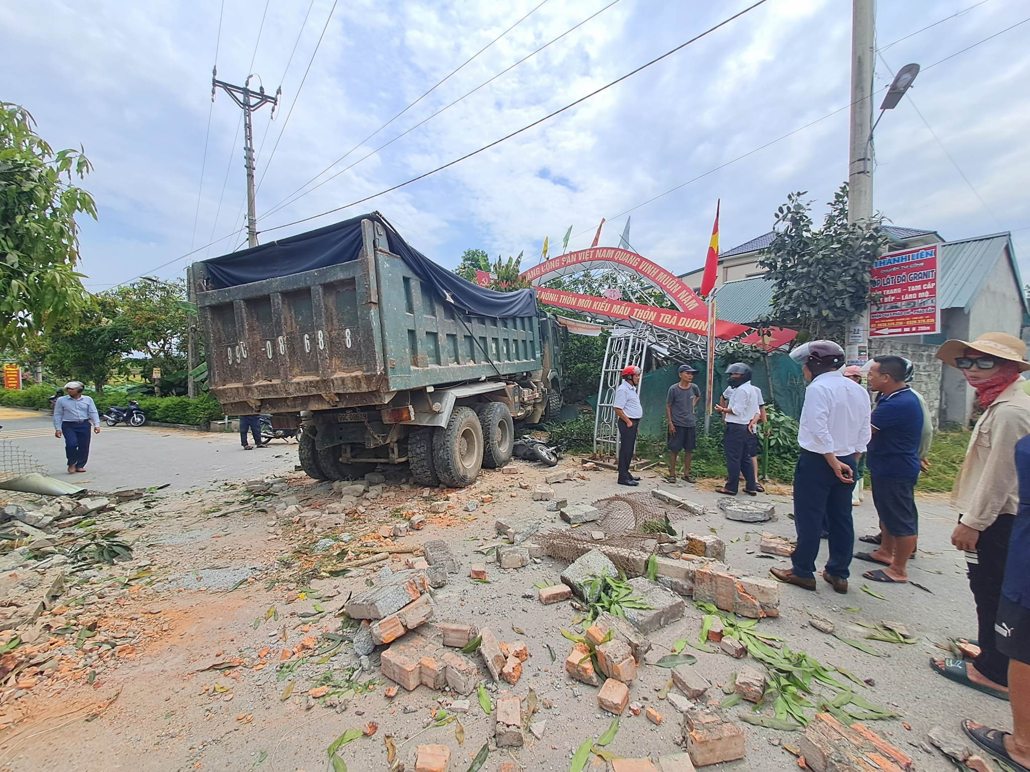 Xe tải húc đổ cổng làng, tông 1 học sinh nguy kịch