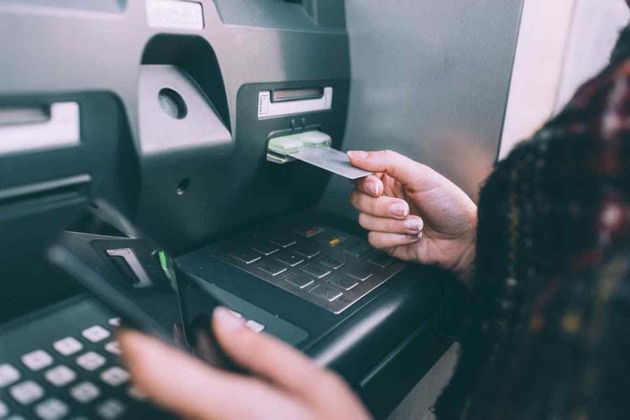 Rút tiền ở cây ATM bị nuốt thẻ: Nhớ nhấn ngay một nút này lấy lại dễ dàng, không sợ mất thẻ