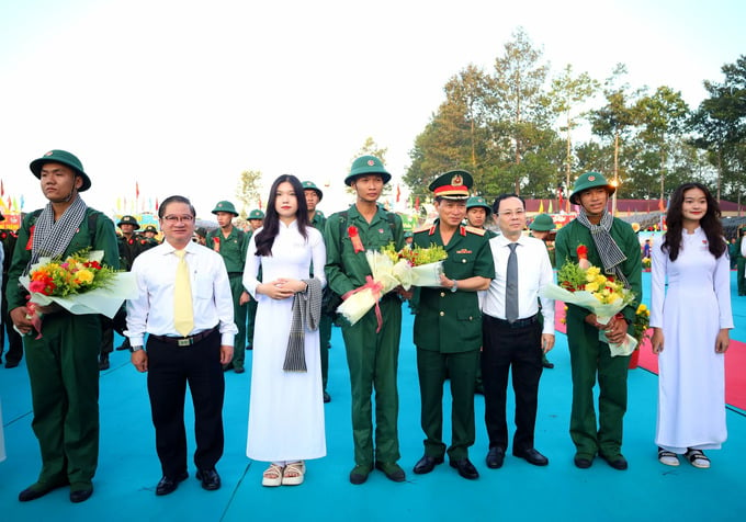 240 thanh niên Tây Đô lên đường nhập ngũ